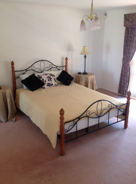 Lakeside Getaway - Accommodation Tasmania 8