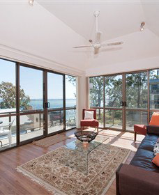 Magnus Street Treetops - Accommodation Tasmania 1