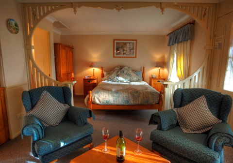 Honeysuckle Cottages And The Rocks Restaurant - Accommodation Tasmania 0