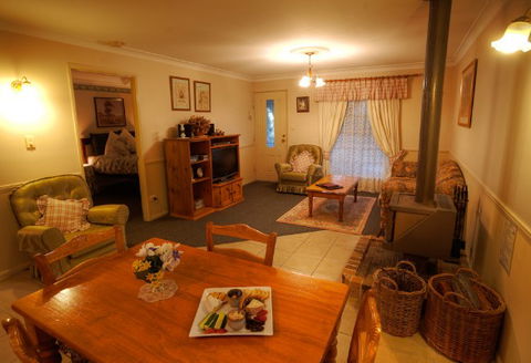 Honeysuckle Cottages And The Rocks Restaurant - Accommodation Tasmania 2