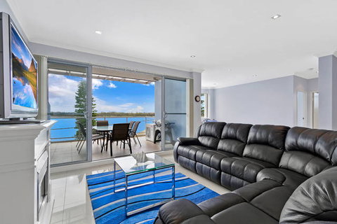 Lakeside Waterfront Apartment 18 - Accommodation Tasmania 2