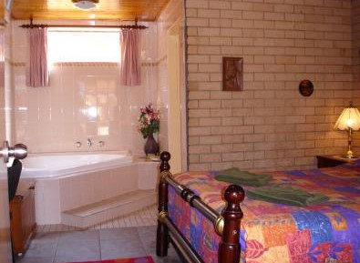 Lake Front Motel - Accommodation Tasmania 4