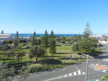 Beachside Resort - Kawana Waters - Accommodation Tasmania 40