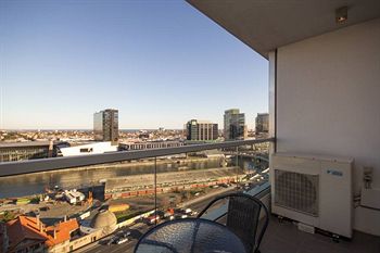 Melbourne Holiday Apartments At McCrae Docklands - Accommodation Tasmania 8