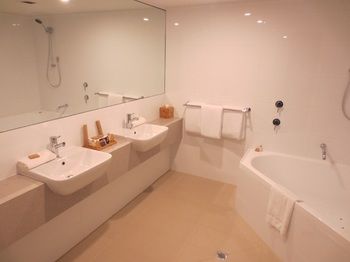 Dingley International Hotel - Accommodation Tasmania 8