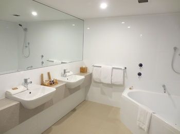 Dingley International Hotel - Accommodation Tasmania 9