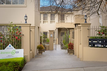 Apartments @ Kew Walpole Gardens - Kew Serviced Townhouses - Accommodation Tasmania 2