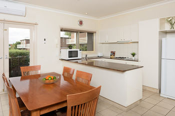 Apartments @ Kew Walpole Gardens - Kew Serviced Townhouses - Accommodation Tasmania 9
