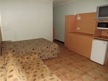 Palm Court Budget Motel Hostel/Backpackers - Accommodation Tasmania 4