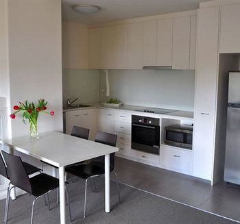 Albert Road Serviced Apartments - Accommodation Tasmania 4