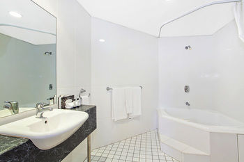 Quality Suites Boulevard On Beaumont - Accommodation Tasmania 3