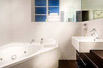 Crest On Barkly Serviced Apartments - Accommodation Tasmania 0