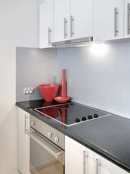 Plum Collins Street Serviced Apartments - Accommodation Tasmania 11