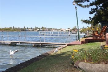 Black Swan Waterfront Motel - Accommodation Tasmania 11