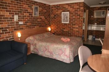 Forest Lodge Motor Inn & Restaurant - Accommodation Tasmania 0