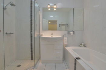 Cadman Motor Inn & Apartments - Accommodation Tasmania 1