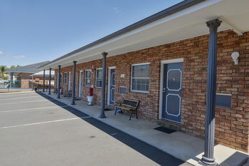 Cadman Motor Inn & Apartments - Accommodation Tasmania 24