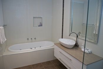 Yarra Glen Racecourse Apartments - Accommodation Tasmania 11