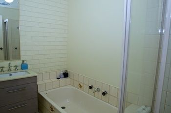 Yarra Glen Racecourse Apartments - Accommodation Tasmania 13