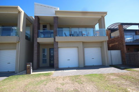 LJ Hooker Goolwa Holiday Rentals - 42 Underwood Avenue, Goolwa Beach - Accommodation Tasmania 3