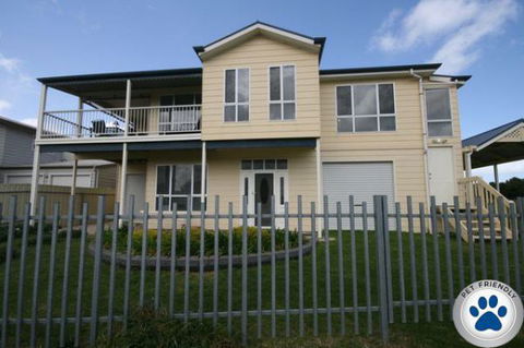 LJ Hooker Goolwa Holiday Rentals - 42 Underwood Avenue, Goolwa Beach - Accommodation Tasmania 4