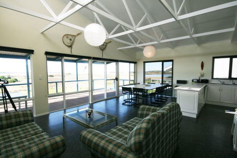 LJ Hooker Goolwa Holiday Rentals - 25 Barrage Road, Goolwa South - Accommodation Tasmania 1