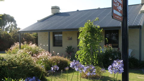 Dalton On The Lake - Accommodation Tasmania 0