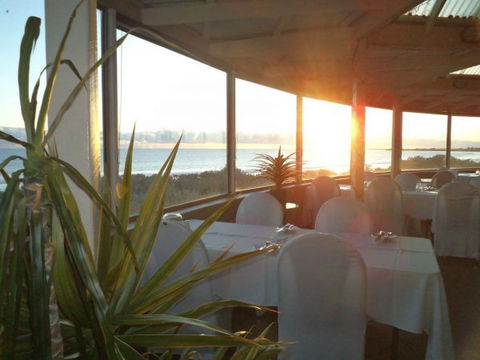 African Reef Resort Hotel - Accommodation Tasmania 0