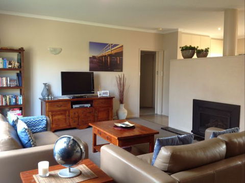 Queen Bee - Accommodation Tasmania 0