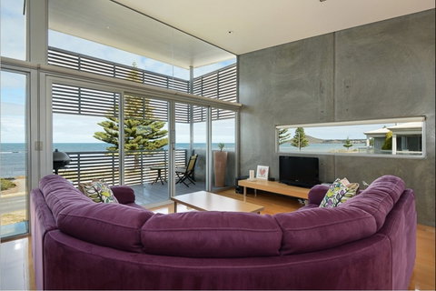 New York Loft Style Waterfront 3BR Holiday Home - Accommodation Tasmania 0