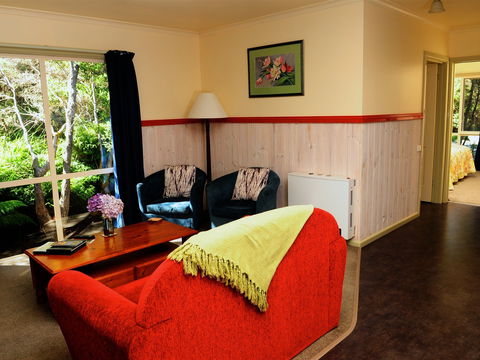 Crays Accommodation - The Esplanade - Accommodation Tasmania 0