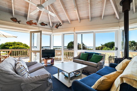 16 Sir George Ritchie Avenue - Accommodation Tasmania 2