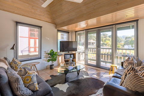 Dlux + Escape @ Lorne - Accommodation Tasmania 0