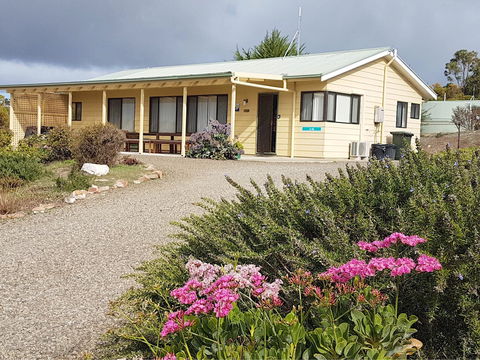 Emu Bay Holiday Homes - Accommodation Tasmania 2