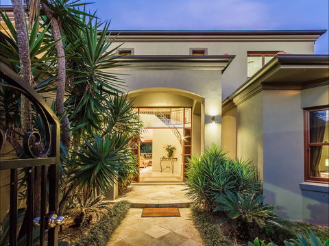 Lakeland Keys Broadbeach - Vogue Holiday Homes - Accommodation Tasmania 2