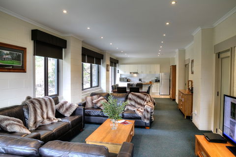Cedarwood Apartments - Accommodation Tasmania 0