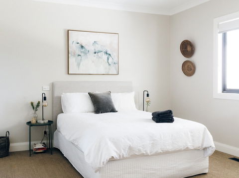 Chic Country Cottage With Vineyard Views - Accommodation Tasmania 2