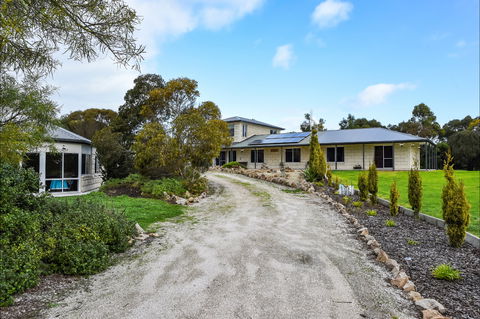 McKinnon's Holiday Home - Accommodation Tasmania 0