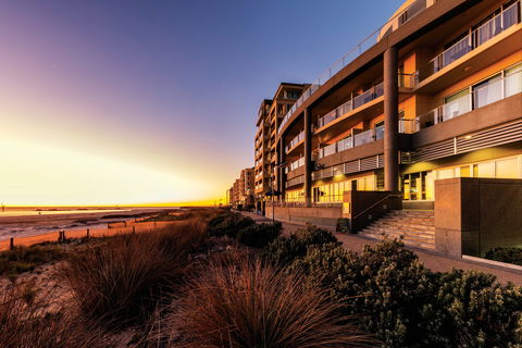 Oaks Glenelg Plaza Pier Suites - Accommodation Tasmania 0