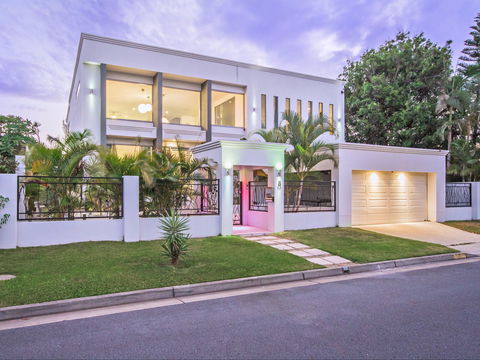 Riviera Waters Broadbeach - Vogue Holiday Homes - Accommodation Tasmania 0
