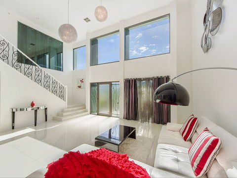 Riviera Waters Broadbeach - Vogue Holiday Homes - Accommodation Tasmania 1