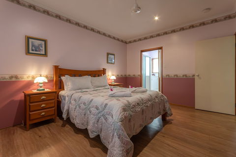 Birds 'n' Bloom Cottages - Accommodation Tasmania 4