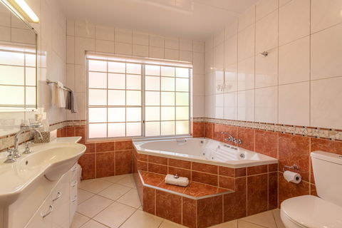 Birds 'n' Bloom Cottages - Accommodation Tasmania 3