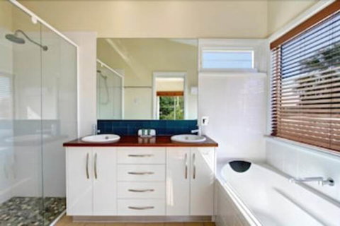 Away On Seaview Street - Accommodation Tasmania 3