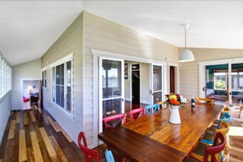 Away On Seaview Street - Accommodation Tasmania 6