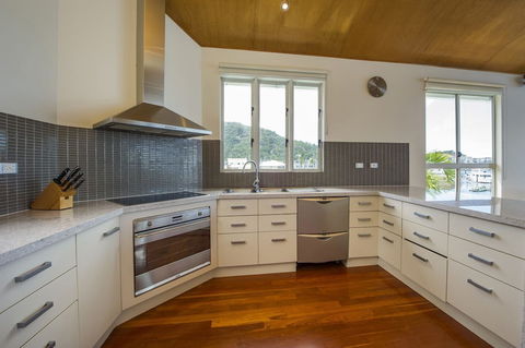 Waters Edge Townhouse 2 - Accommodation Tasmania 4