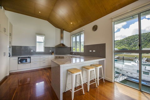Waters Edge Townhouse 2 - Accommodation Tasmania 3