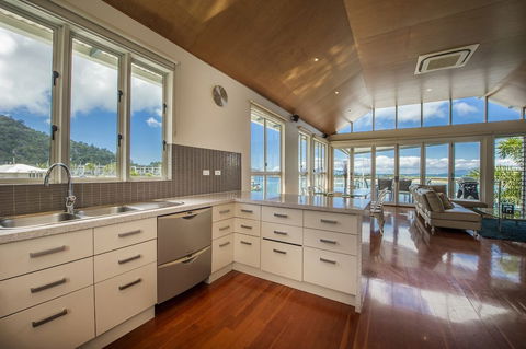 Waters Edge Townhouse 2 - Accommodation Tasmania 6