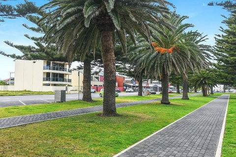 Ultimate Esplanade 3 Storey Experience WiFi - Accommodation Tasmania 5