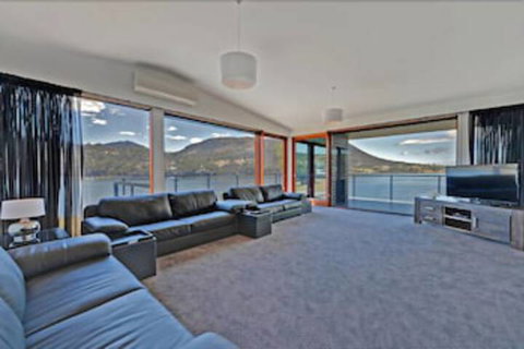 Amazing Unique Five-Star Waterfront Retreat - Accommodation Tasmania 7
